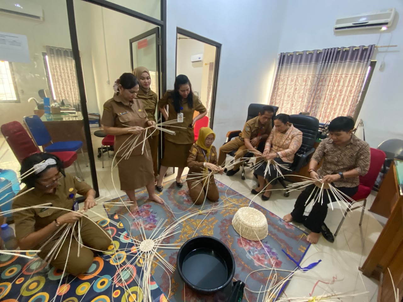 DWP Diskominfostandi Katingan Asah Keterampilan Anggota Lewat Anyaman Rotan