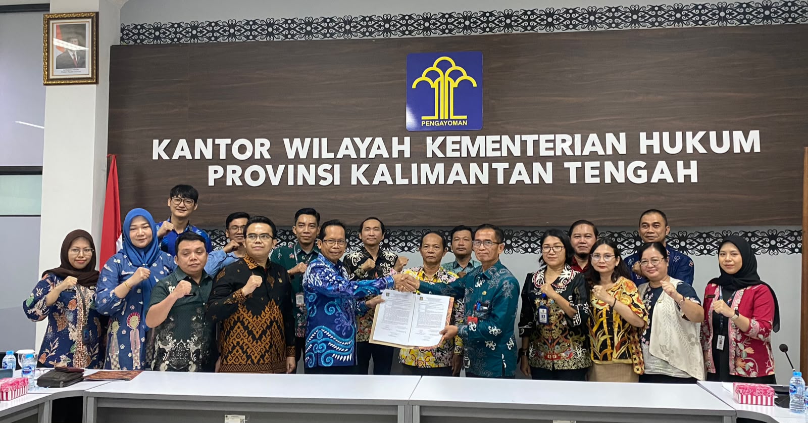 PERKUAT AKSES INFORMASI PUBLIK DAN LAYANAN DARURAT, KADIS KOMINFOSTANDI KATINGAN IKUTI HARMONISASI DUA RANCANGAN PERBUP